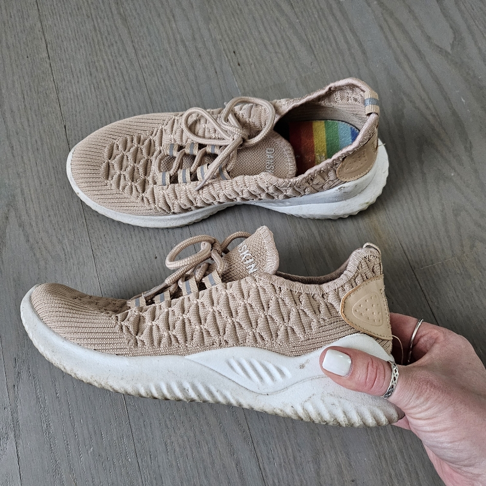 Danskin Athletic Women Size 7.5 Stunt Knit Textile Lace Up Sneakers Beige Fabric